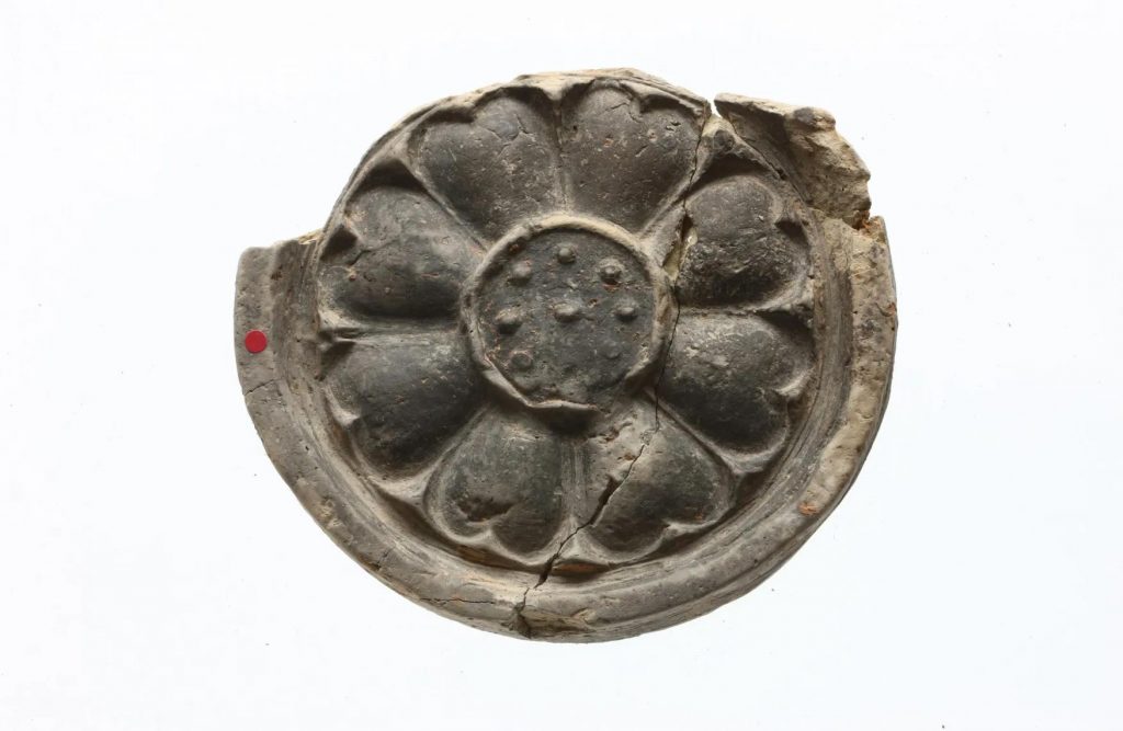 Roof tile end in a floral shape