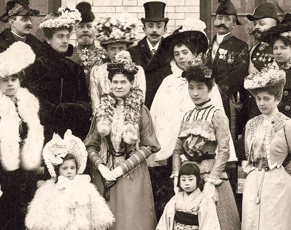 Group photo of diplomats and court staff in dresses, coats, and hats.