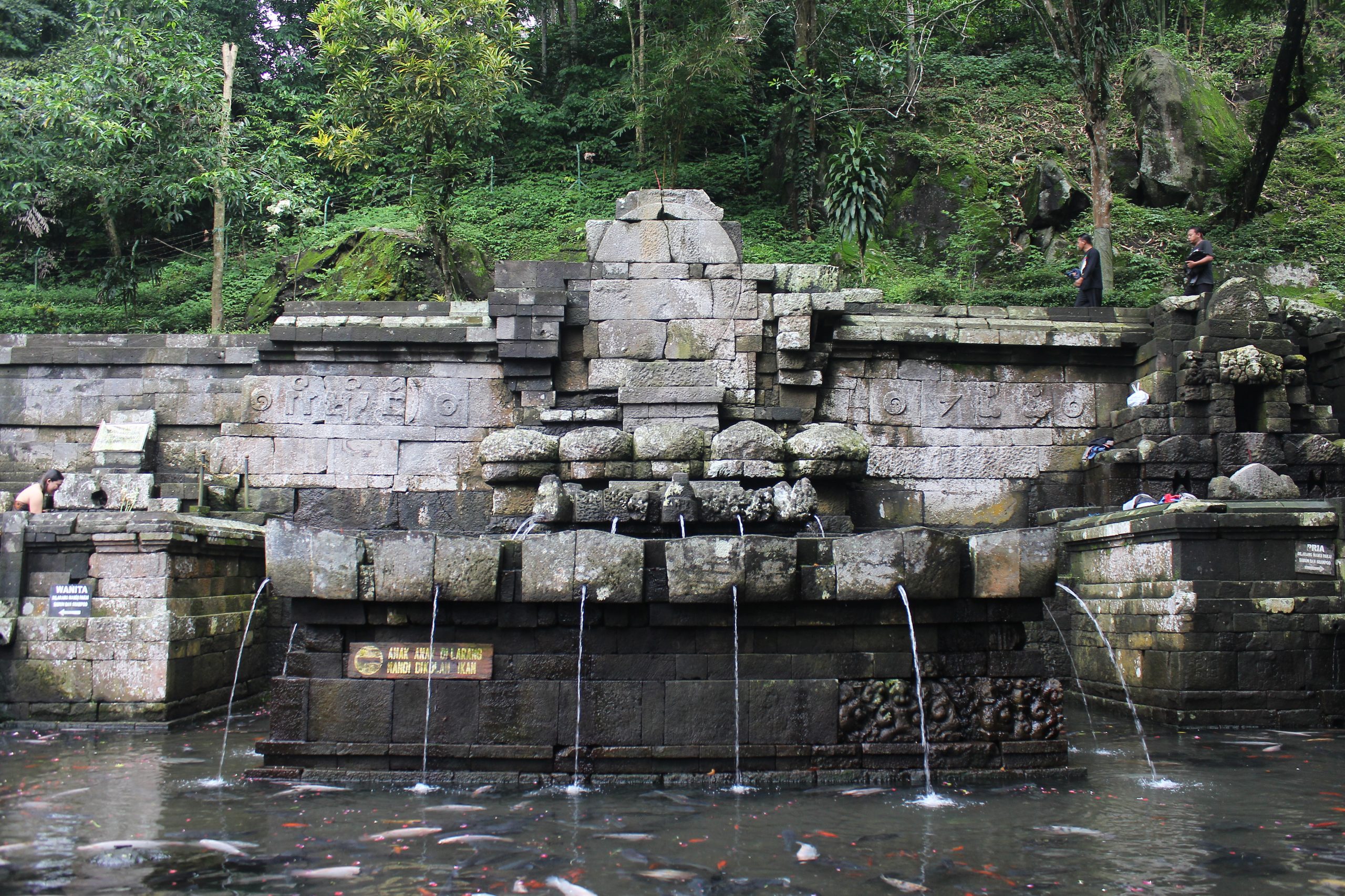 Sculptural bathing place with running spouts