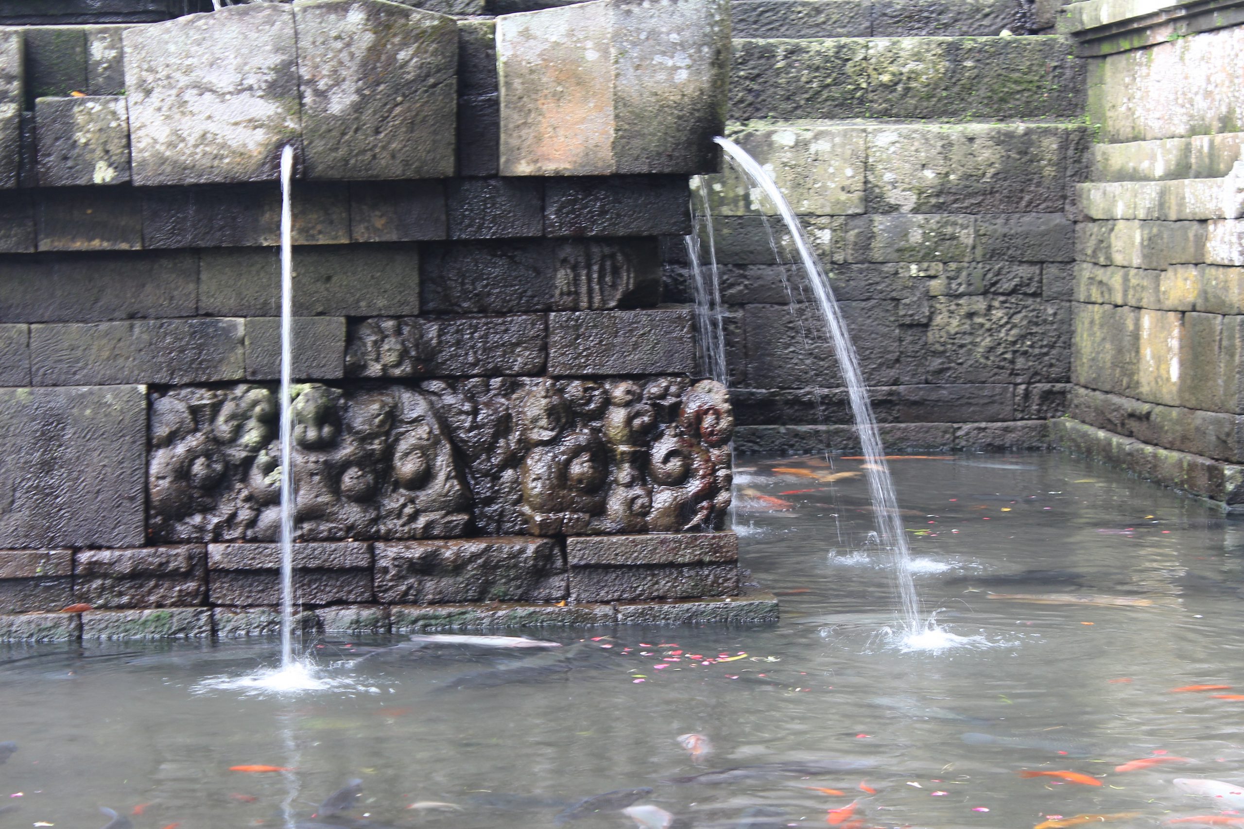 Corner reliefs with water streaming over