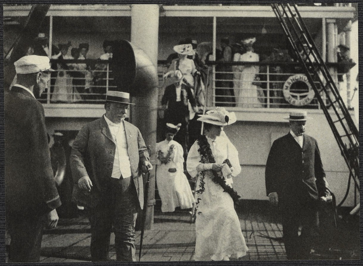 Alice Roosevelt wearing a lei beside William Taft, on deck of the SS Manchuria, upon their arrival to Hawaii.