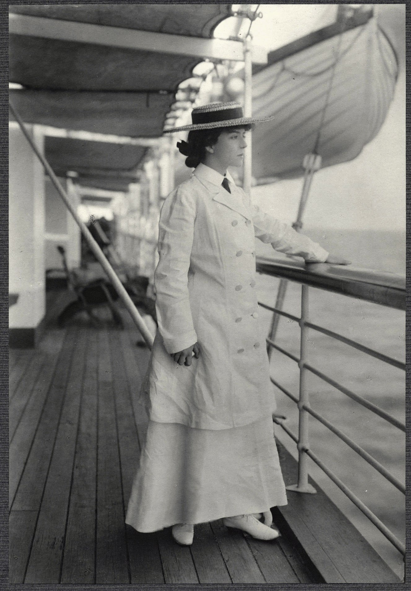 Alice Roosevelt standing aboard the SS Manchuria.