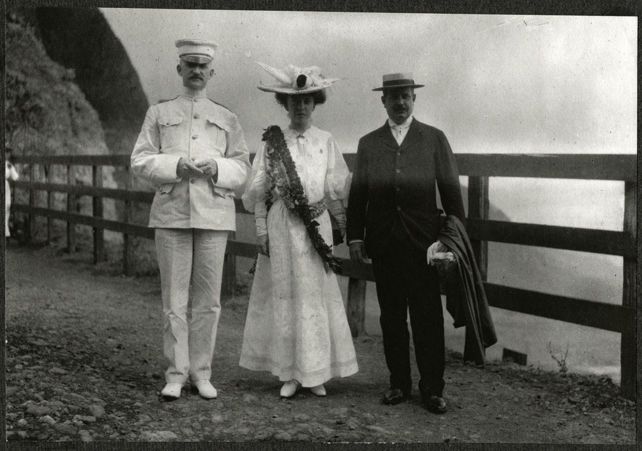 Alice Roosevelt, Col. Edwards, and Governor Atkinson in Nu'uan Valley.