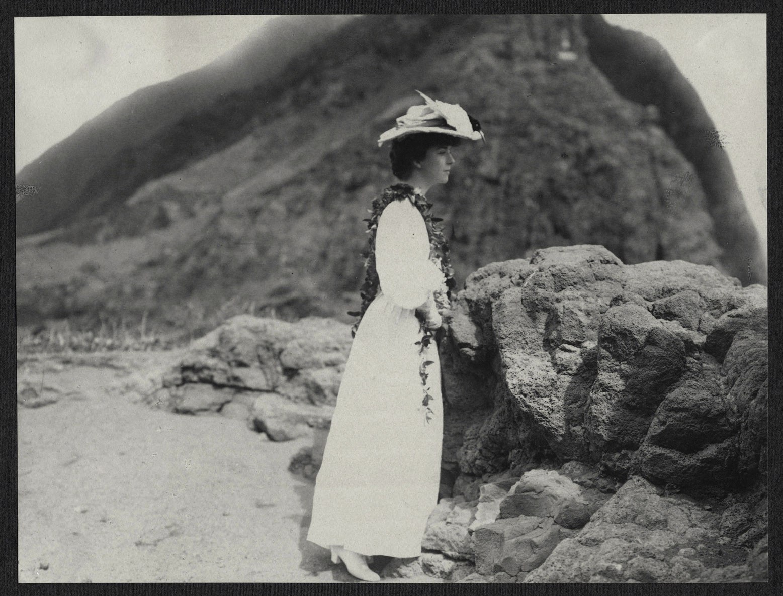 Alice Roosevelt wearing a lei at Pali Overlook