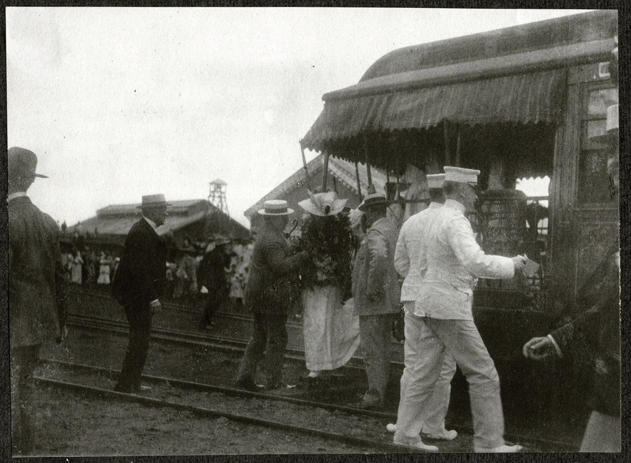 Alice Roosevelt disembarking from a rail car at a sugar plantation