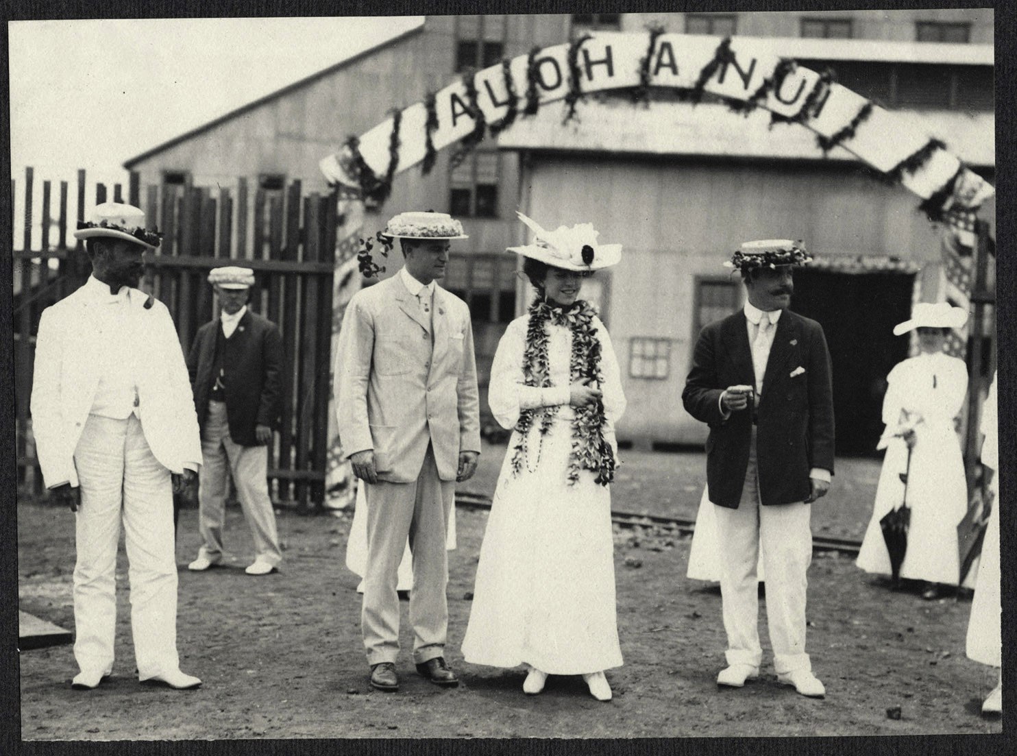 Alice Roosevelt, Nicholas Longworth under Aloha Nui Arch at Lugan Mill.