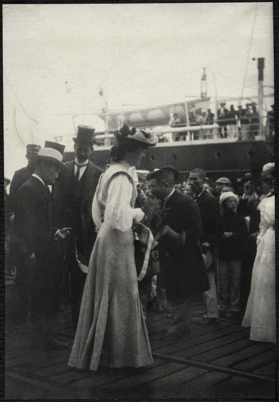 Yokohama: Alice Roosevelt greeted by Japanese dignitaries