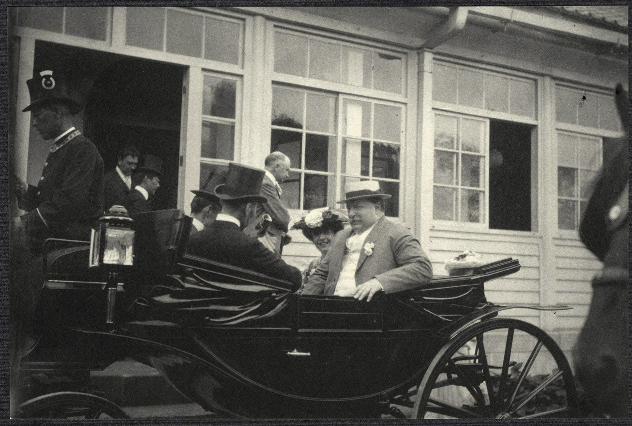 Yokohama: William H. Taft and Alice Roosevelt in carriage with Japanese dignitaries at Imperial rest villa