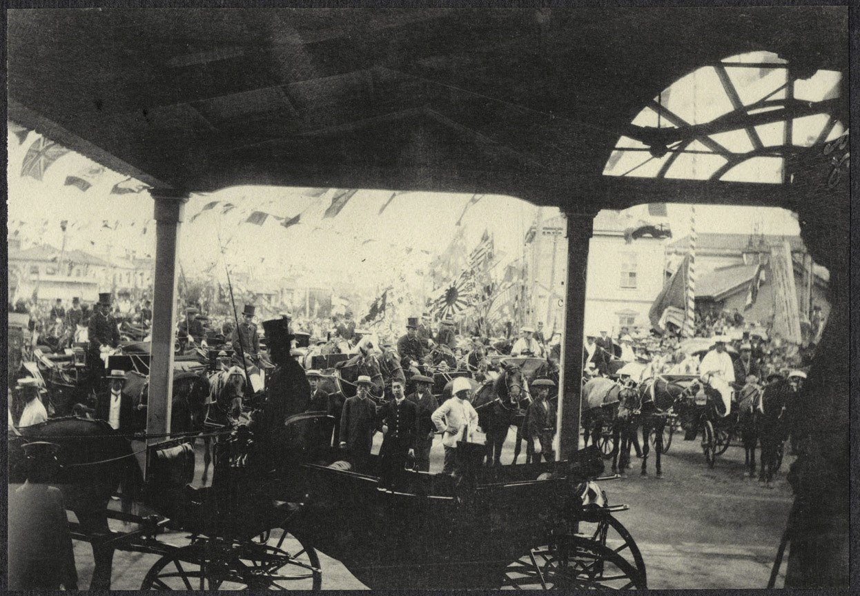 Tokyo: Awaiting carriages at Shinbashi Station