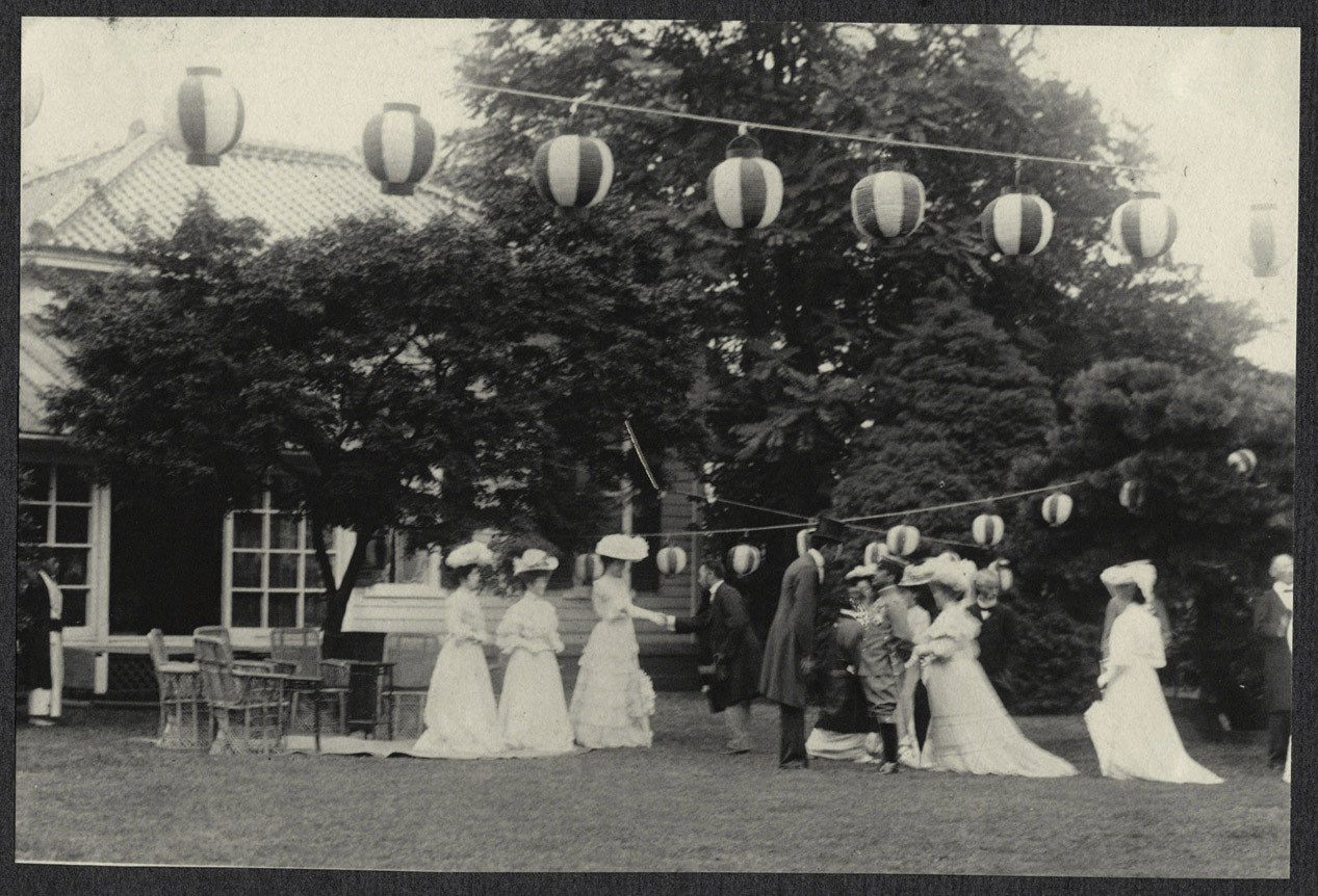 Tokyo: Alice Roosevelt and Japanese princesses at garden reception at the US Legation