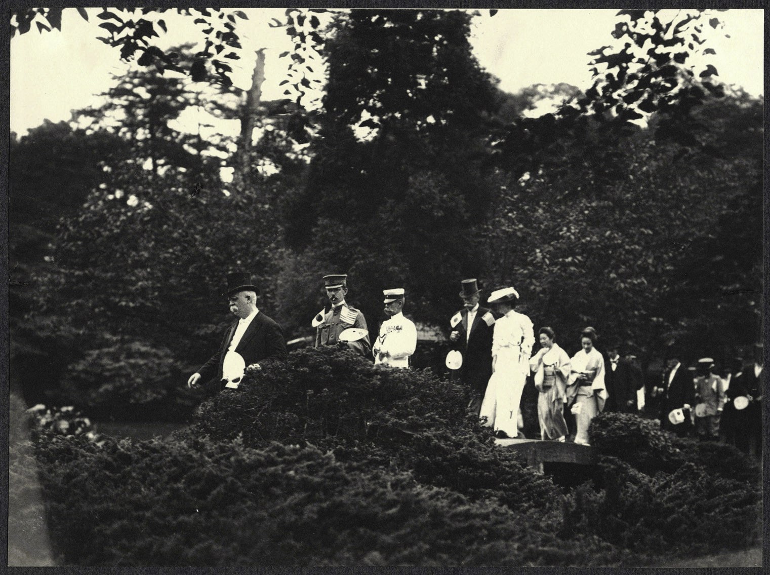 Tokyo: American and Japanese dignitaries walk through Korakuen