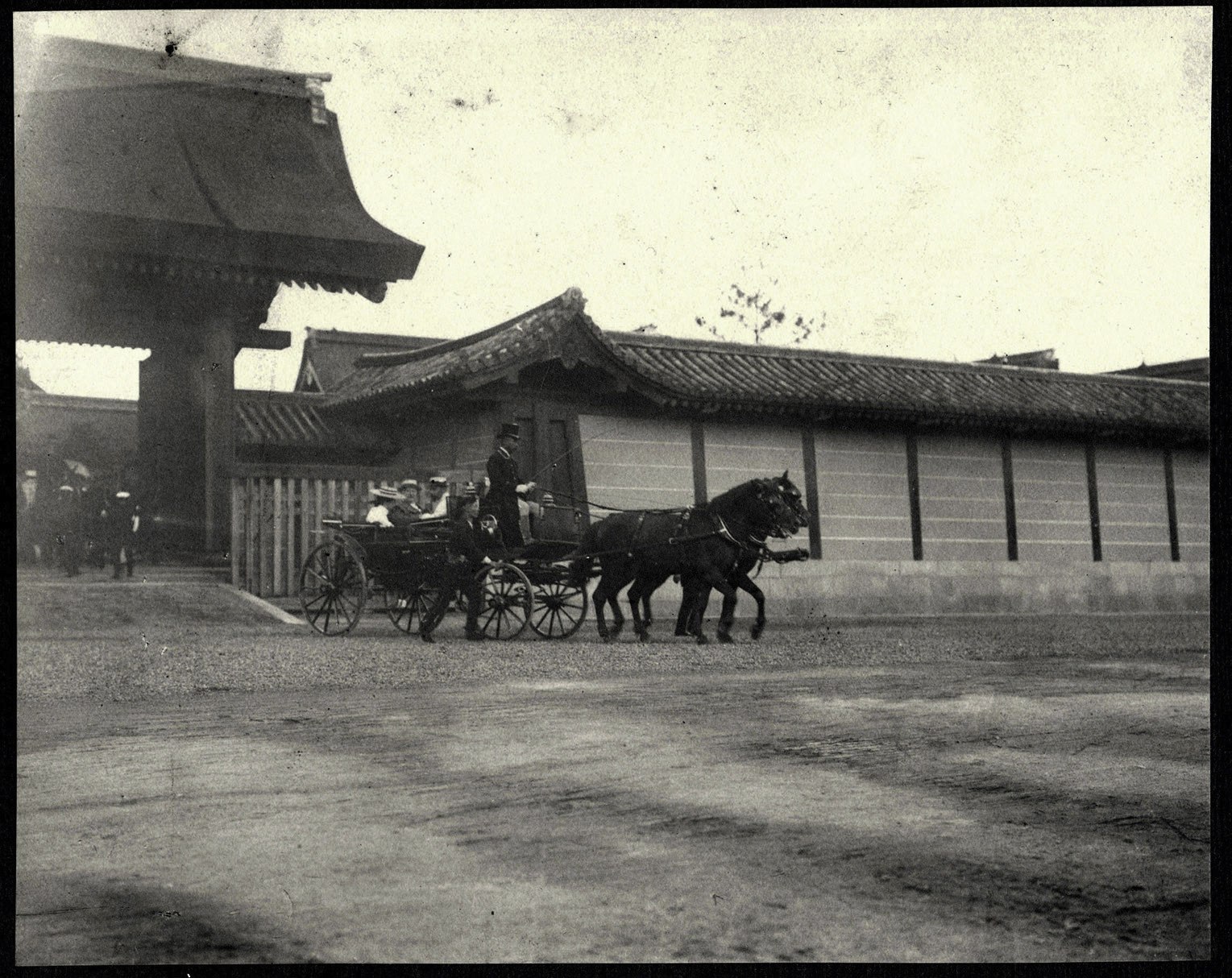 William H. Taft, Alice Roosevelt, and Nagasaki Michinori in a carriage leaving the Imperial Palace