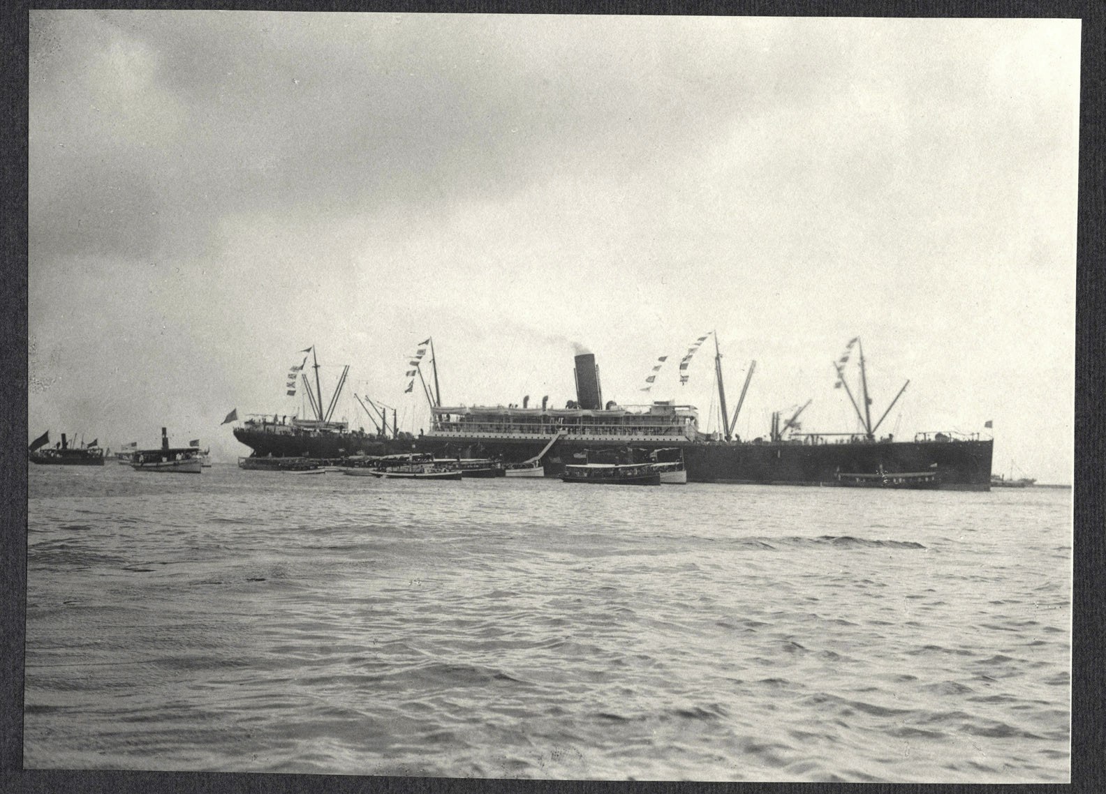 Manila: SS Manchuria arriving in Manila Bay