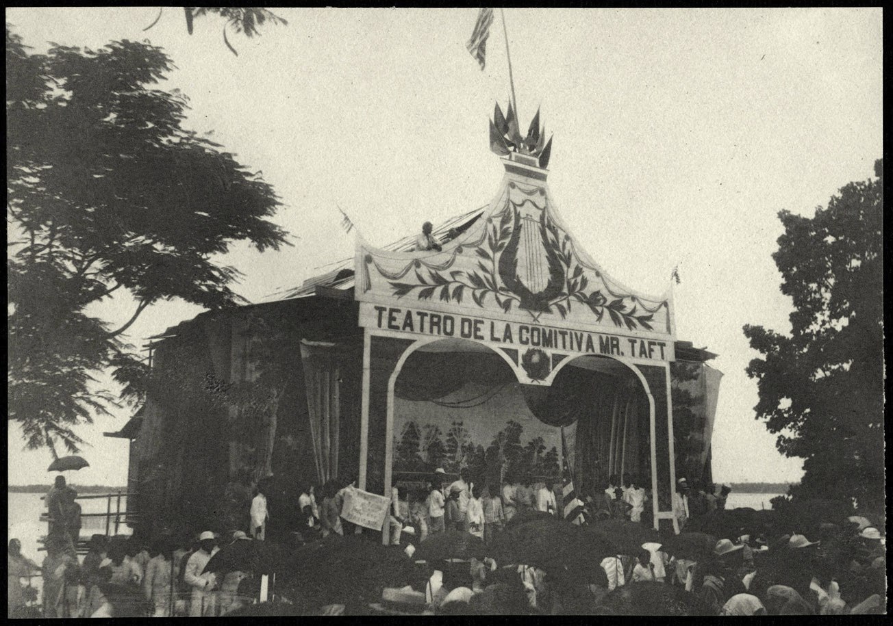 Tacloban: Teatro de la Comitiva Mr. Taft in the plaza in front of Sto. Niño Church