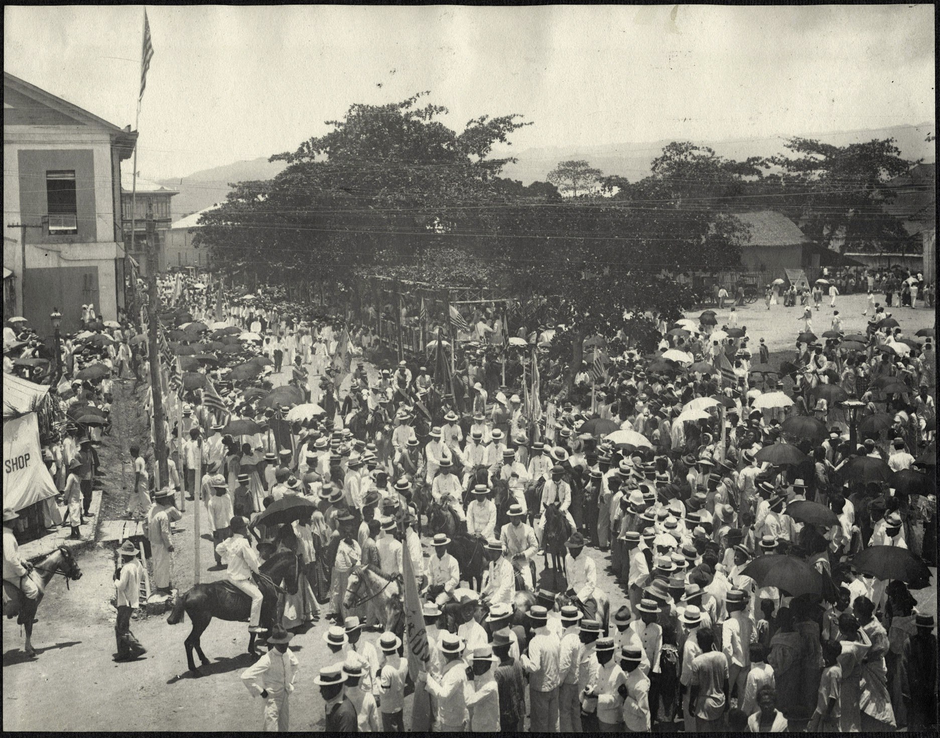 Cebu: Crowds watch a parade