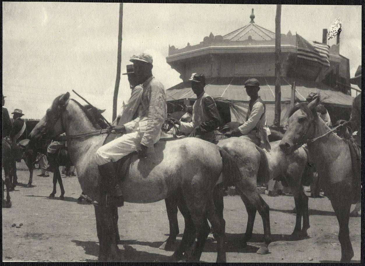 Cebu: Jockeys on horseback