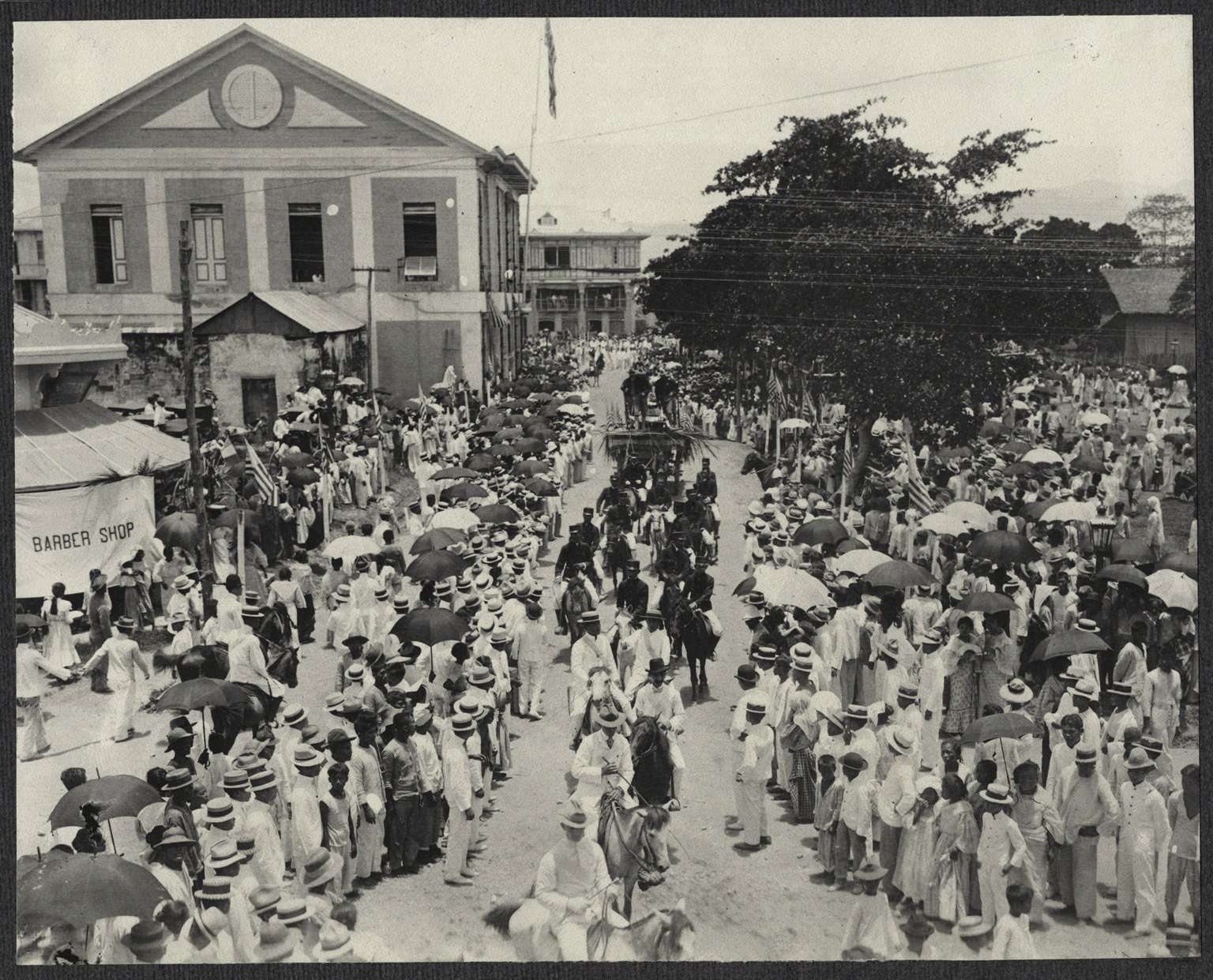 Cebu: Crowds watch a parade