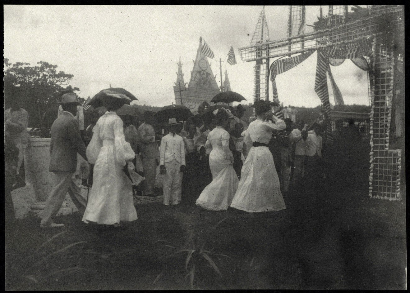 Legazpi: Alice Roosevelt and Nicholas Longworth arrive at festive parade