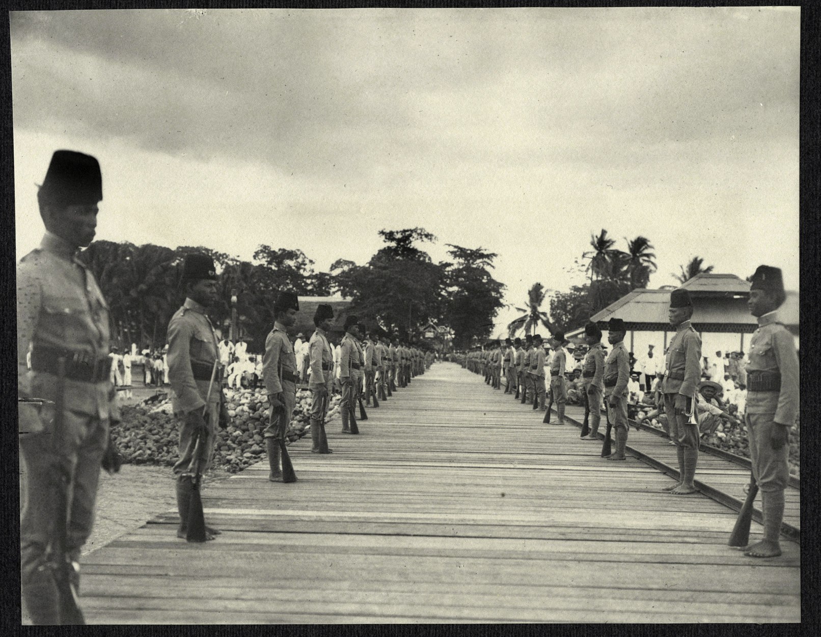 Zamboanga: Soldiers line the pier