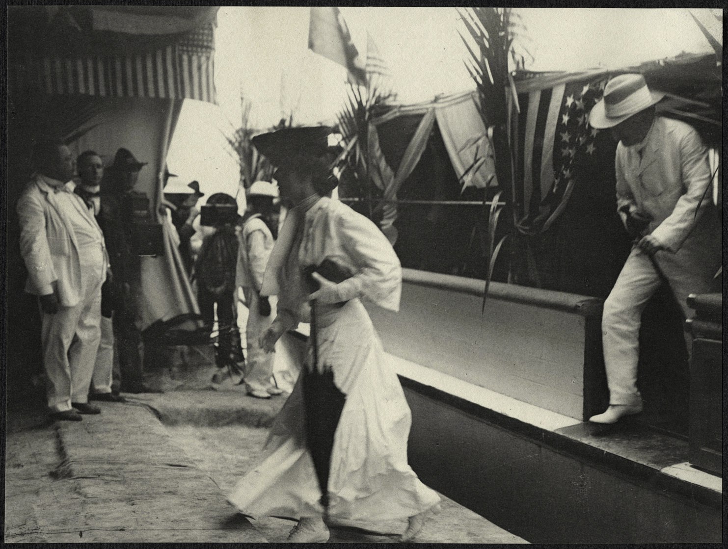 Manila: Alice Roosevelt and Nicholas Longworth disembark