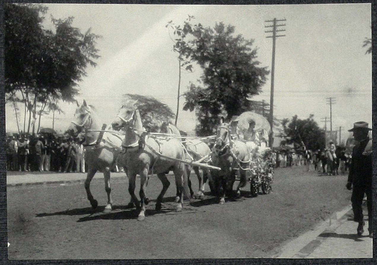 Manila: Soldiers march past viewing stand, Santa Cruz Bridge in the background