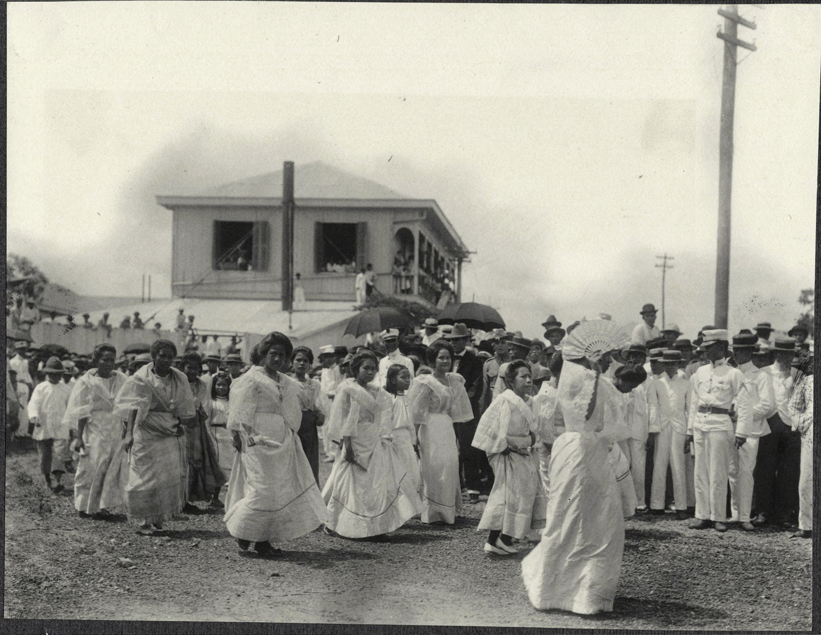 Iloilo City: Parade of young ladies