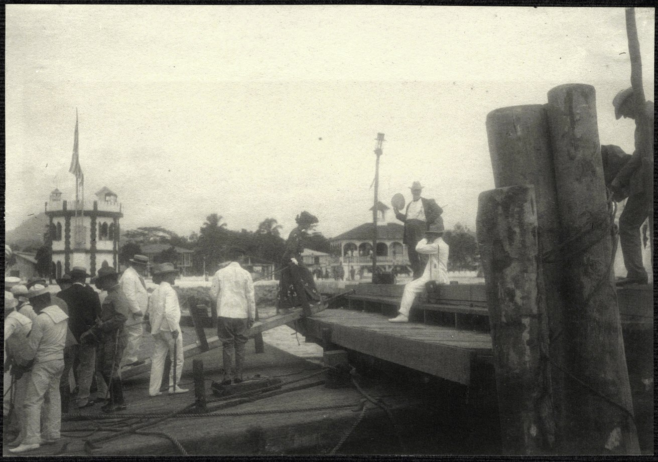 Jolo: Alice Roosevelt steps onto pier upon arrival at Jolo