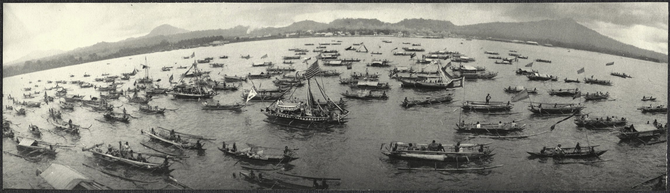 Zamboanga: bancas greet the USS Logan