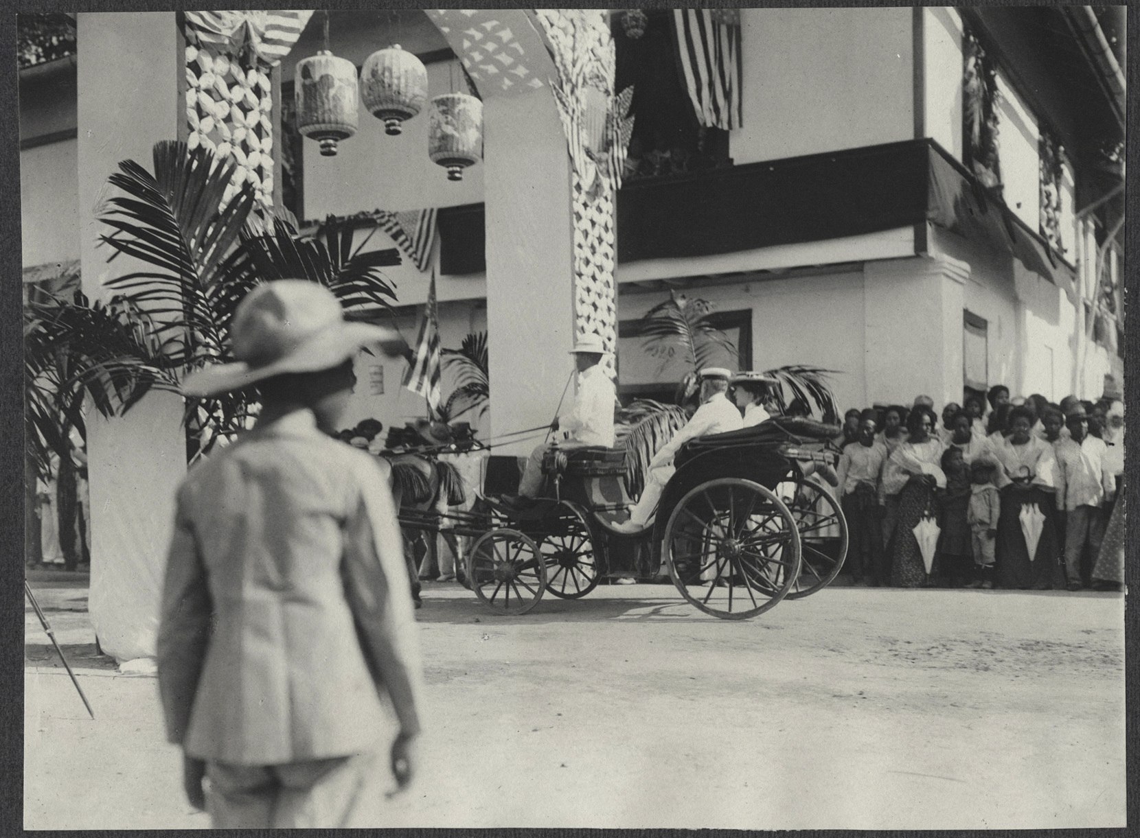 Manila: Carriage carrying Alice Roosevelt in front of the Ayuntamiento de Manila draped with American flags