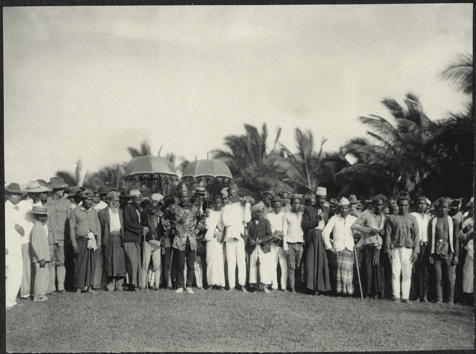 Zamboanga: Moro leaders at Zamboanga parade grounds