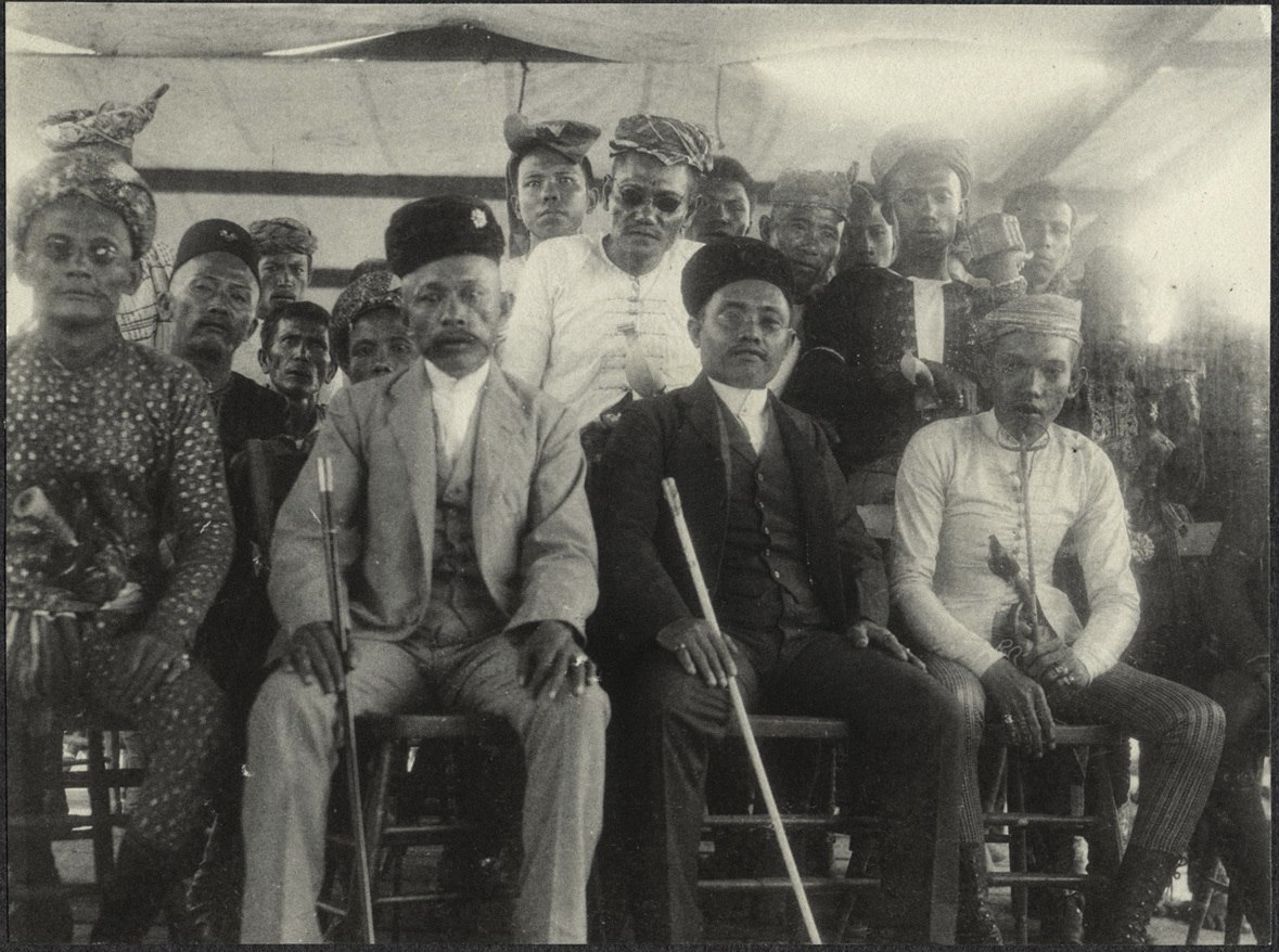 Jolo: The Sultan of Sulu with attendants