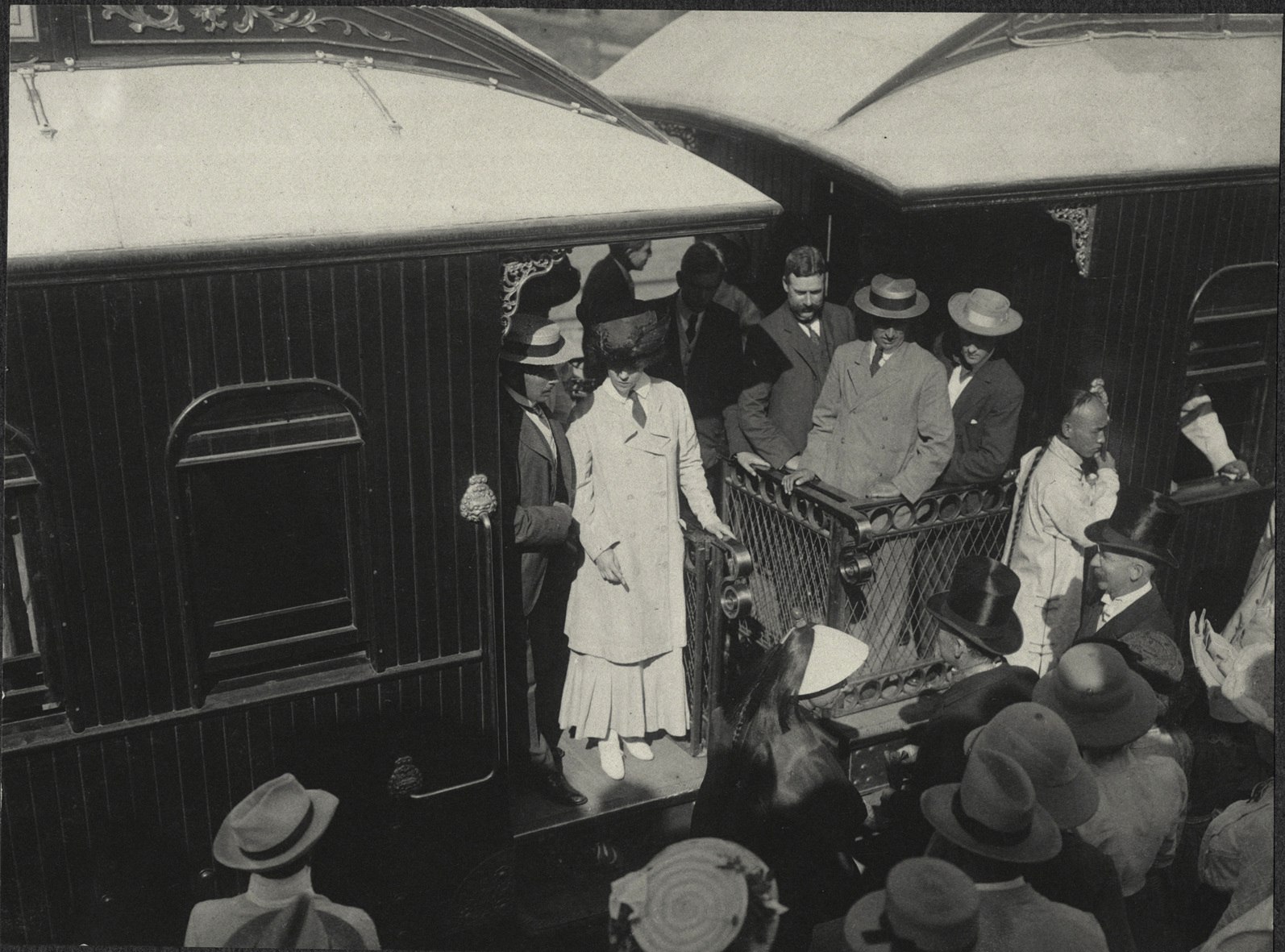 Tianjin: Alice Roosevelt boarding the train from Port of Tianjin to Beijing