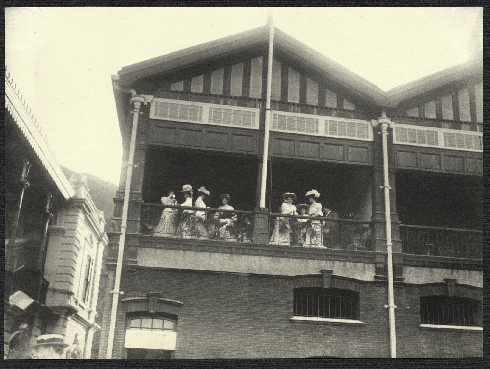 Hong Kong: Alice Roosevelt at the racetrack