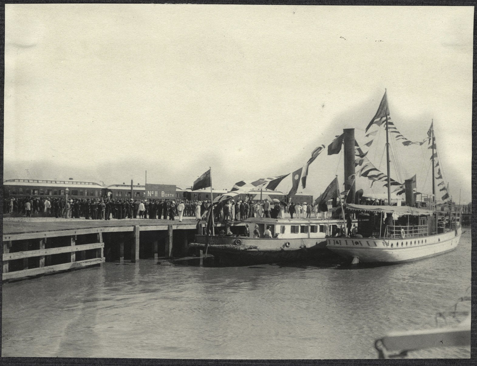 Tianjin: American passengers disembarking at the port of Tianjin