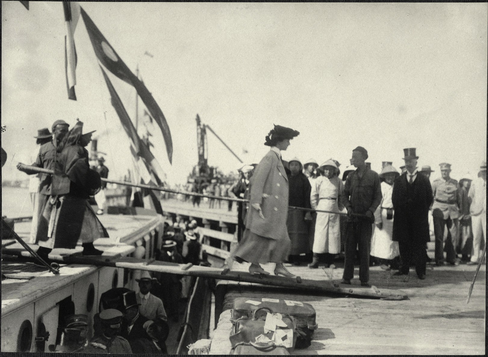 Tianjin: Alice Roosevelt disembarking at the port of Tianjin