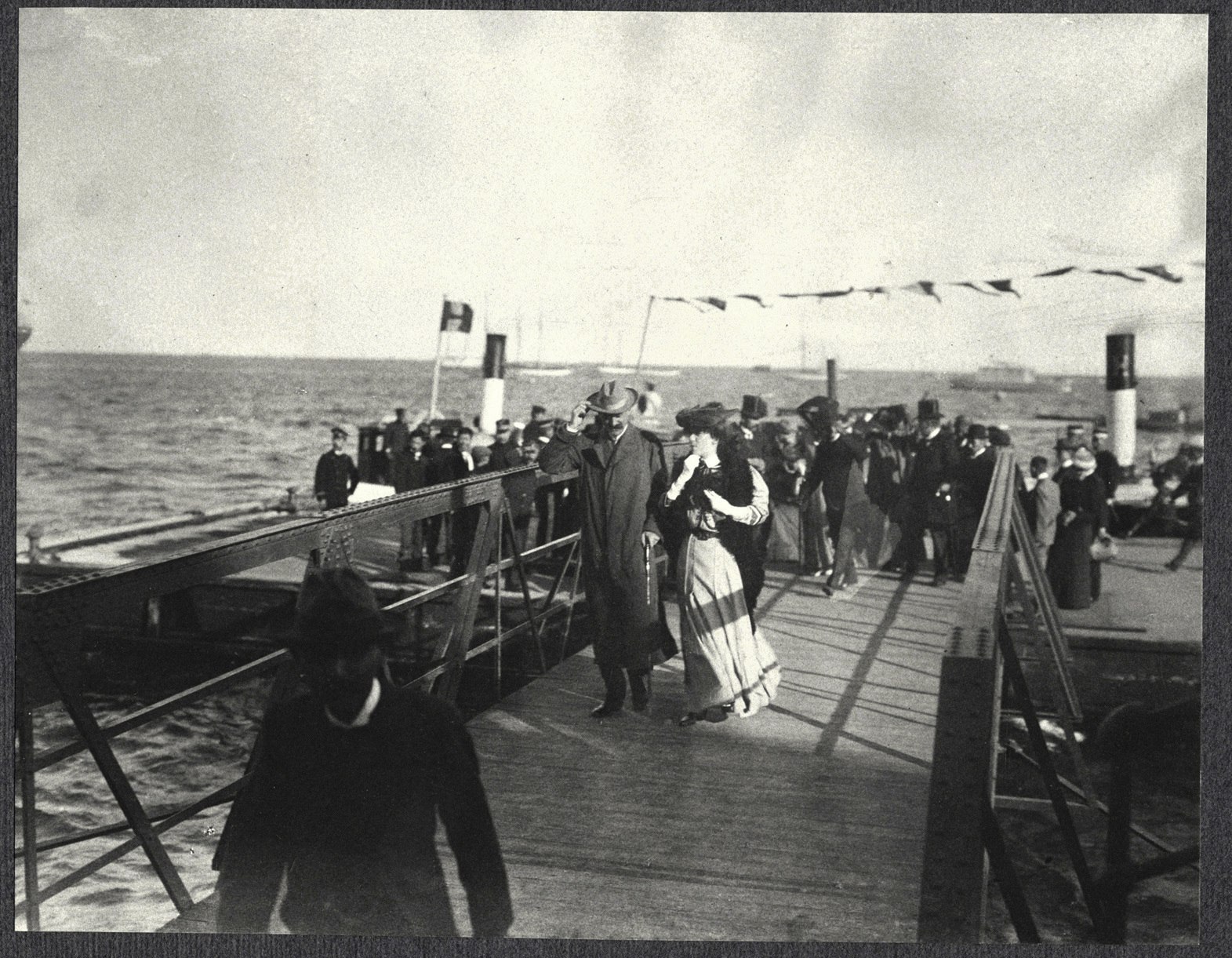 Alice Roosevelt arrives at Incheon in Korea, accompanied by American ambassador to Korea, Edwin V. Morgan