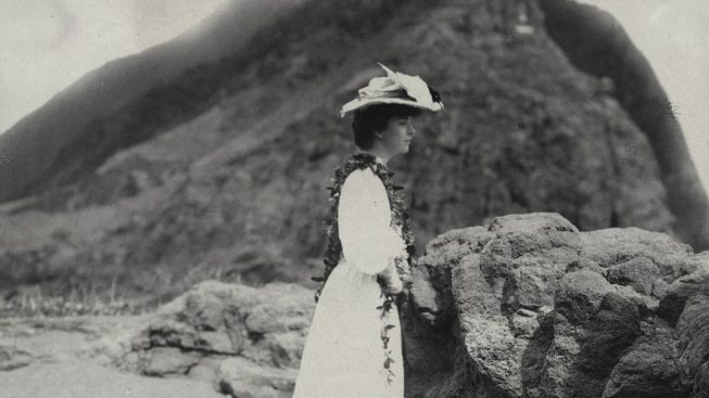 Alice Roosevelt wearing a lei at Pali Overlook