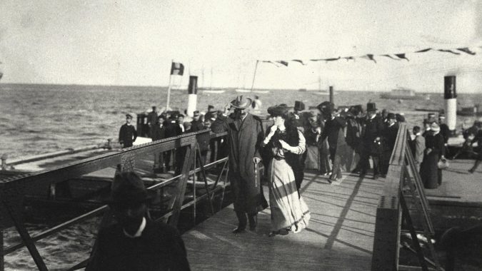 Alice Roosevelt arrives at Incheon in Korea, accompanied by American ambassador to Korea, Edwin V. Morgan