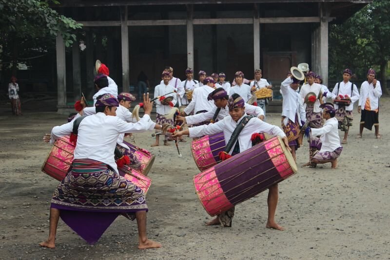 Gendang beleq performers outside, beating on huge, colorful drums.