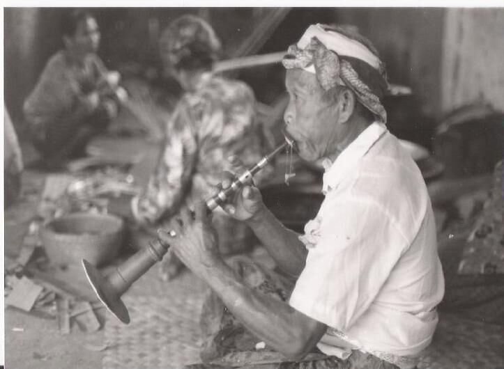 Black and white photo of an elderly man playing preret.