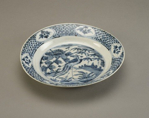 Zhangzhou ware dish with design of phoenix and peony F1991.47