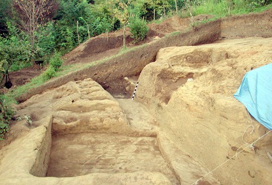 Vani excavation site: Grave 22, completely excavated.