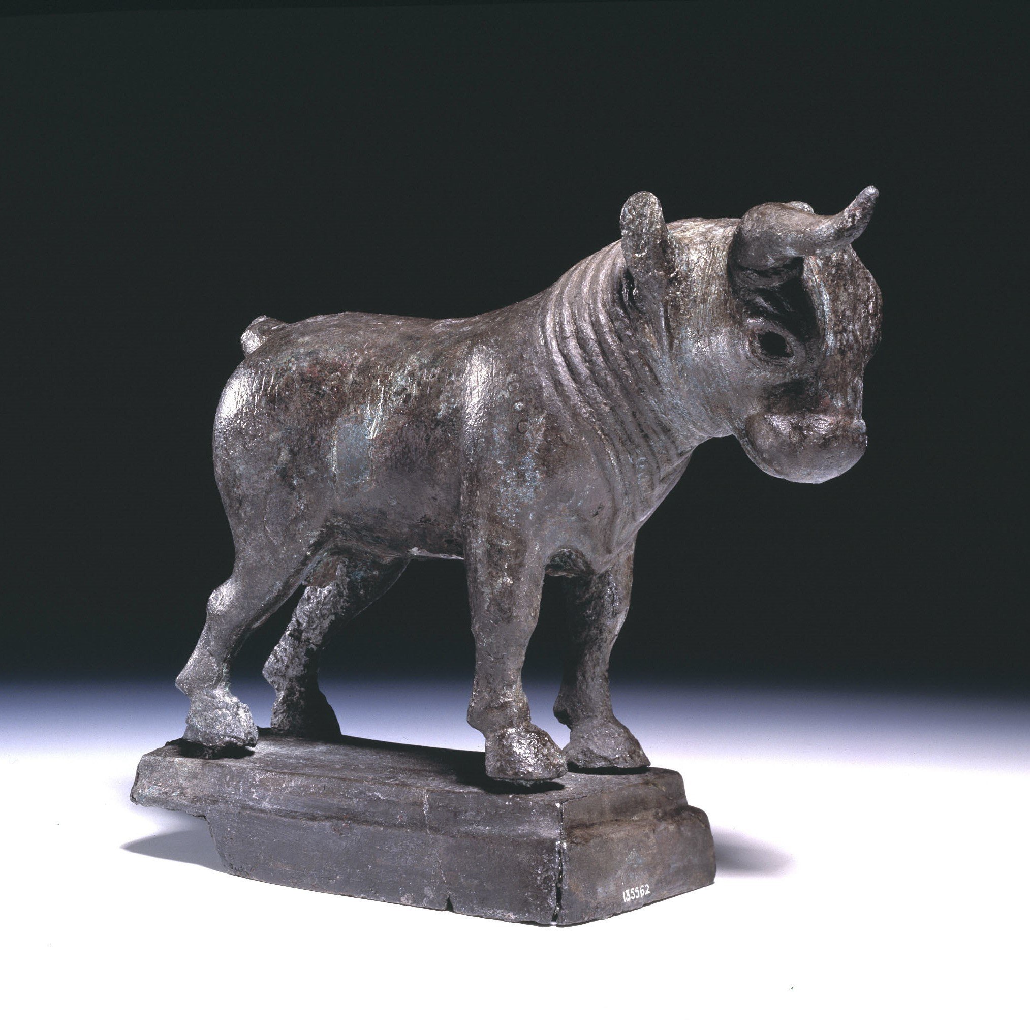 Bronze inscribed bull dedicated to the goddess dhat-Himyam