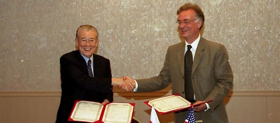 photo of Hirayama Ikuo (left), and Julian Raby shaking hands