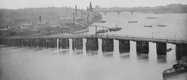 Black and white aerial photo of Battersea Bridge.